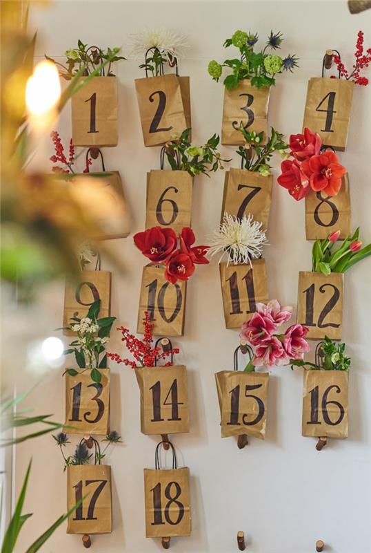 domači adventni koledar, papirnate vrečke, polne daril in umetnih rastlin