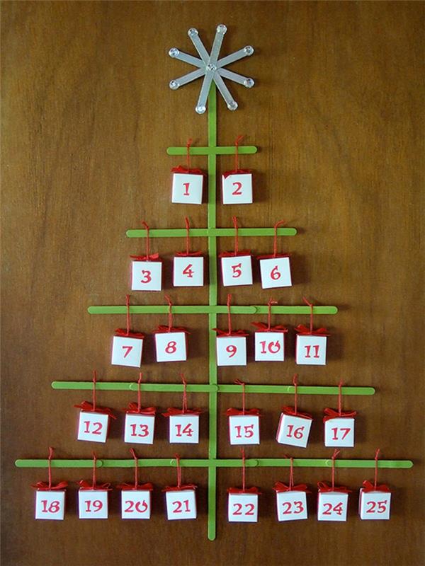hišni adventni koledar, drevo z majhnimi darili v škatlah, božična dekoracija s preprostimi materiali