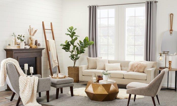 Lestve za shranjevanje v dobro opremljeni dnevni sobi, beli kavč, sivi fotelj, šesterokotna klubska mizica, roza in siva spalnica, prefinjeno oblikovanje