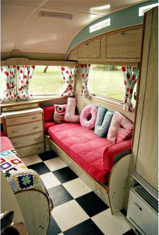 prikolica-tovornjak-vzdušje-elegantno-leseno-pohištvo-zavese-v-rdečih pikah