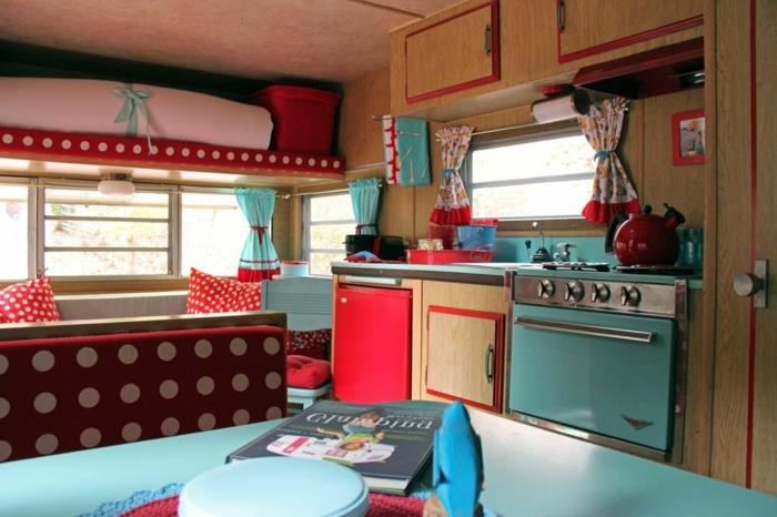 čudovita-notranja-prikolica-tovornjak-v-rdeči-in-mornarici-praktična-udobna-kuhinja