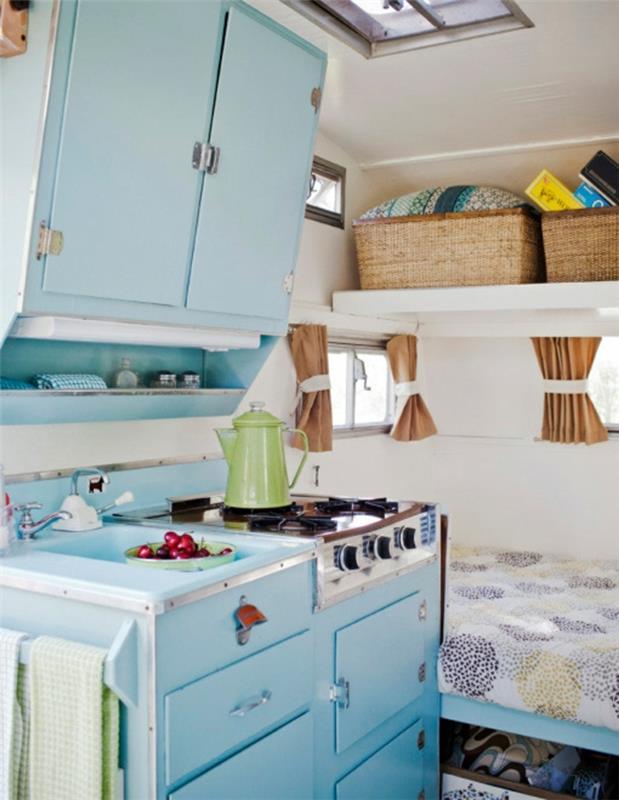 notranjost-prikolica-tovornjak-v-beli-in-morski-kompaktni-kuhinji-preprosto življenje