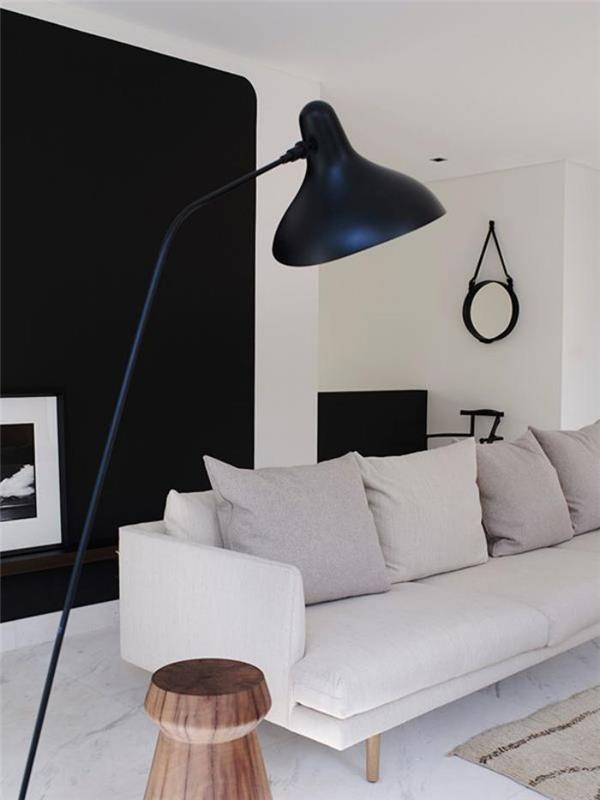 šviesiai smėlio spalvos sofa-milžiniška-juoda grindų lempa