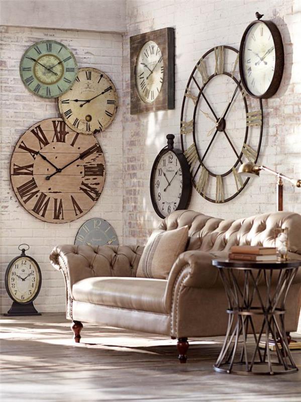 smėlio spalvos odinės sofos-senovinių sieninių laikrodžių