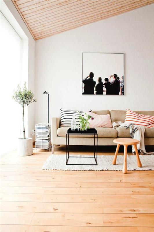 smėlio spalvos sofa-medinės grindys-šilta-svetainė-minimalistinio stiliaus