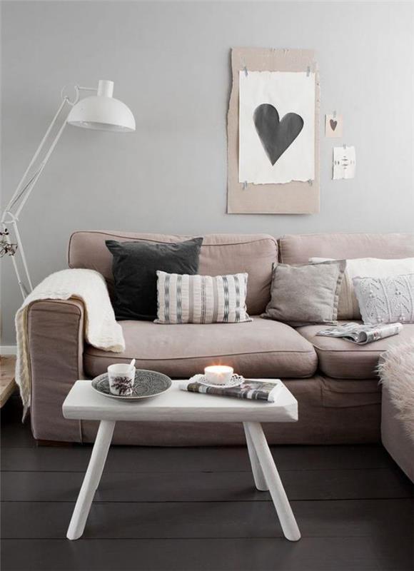smėlio spalvos sofa-mielas kavos staliukas baltai