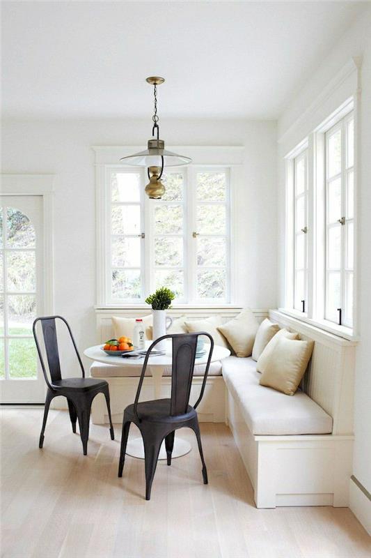 bež-kavč-miza-tulipan-bela-plastika-lestenec-moderna-dnevna soba-črni-stol
