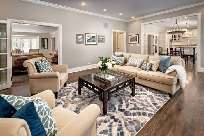 sofa-smėlio spalvos kilimas-imitacija-mozaika-didelė-elegantiška-svetainė