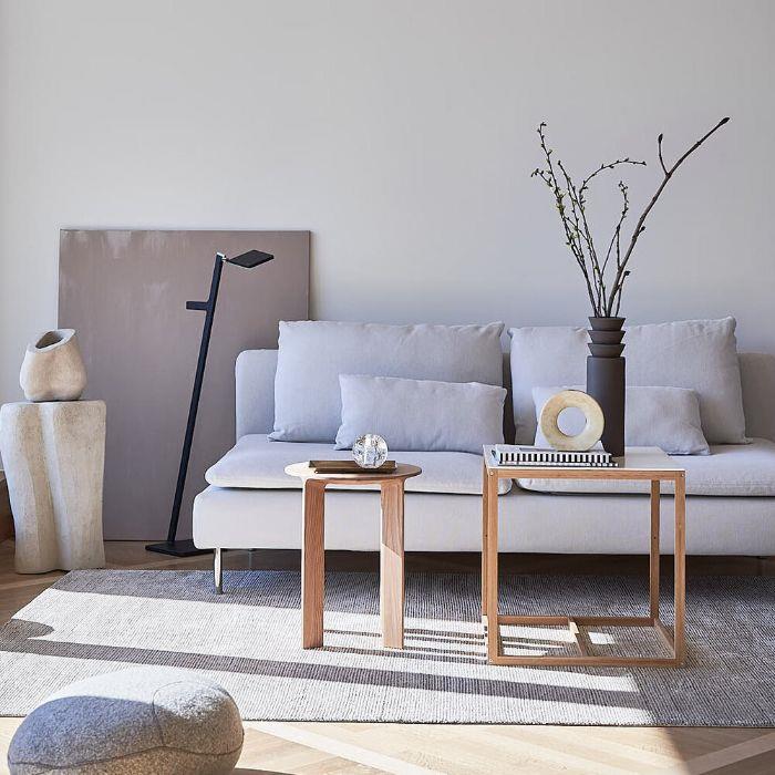 beyaz kanepe minimalist ahşap sehpalar gri halı antrasit gri vazo beyaz duvarlar gri masa