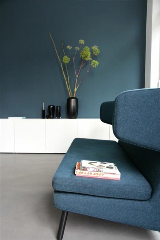 tamsiai mėlyna-sofa-prašmatnus-svetainė-baldai-mėlynas-interjeras-baldai-pilkos grindys