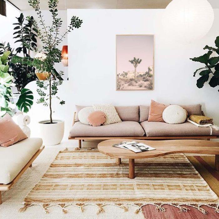 gri koltuk minderleri ile ahşap kanepe oryantal halı ahşap sehpa ve egzotik sanatla dekore edilmiş duvarlar