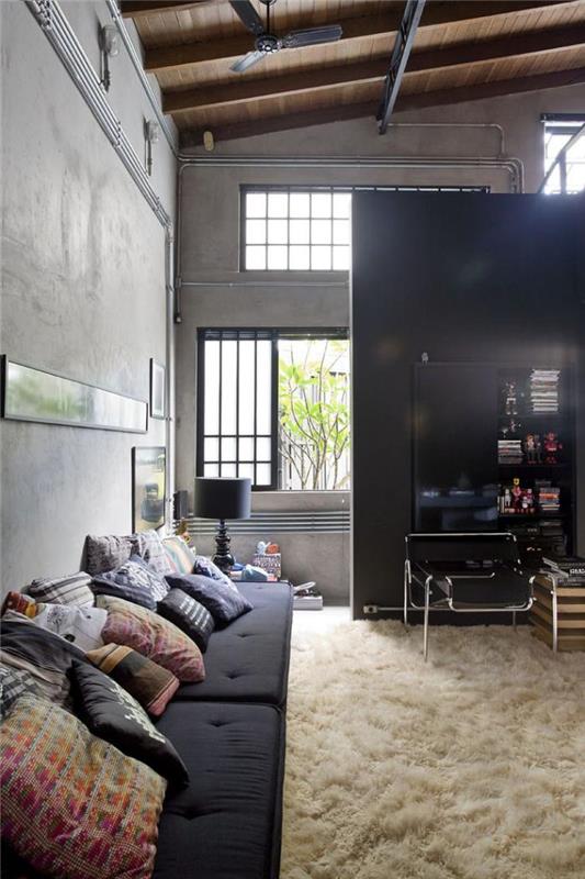 sekcija-sofa-didelė-juoda-sofa-sekcija-minkštas kilimas-smėlio spalvos