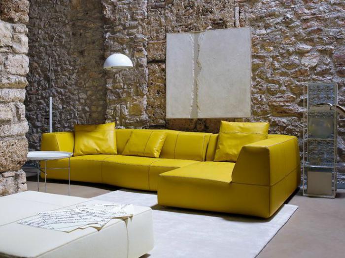 rumeno-predelni kavč-sodoben-model-obrnjen proti kamnu