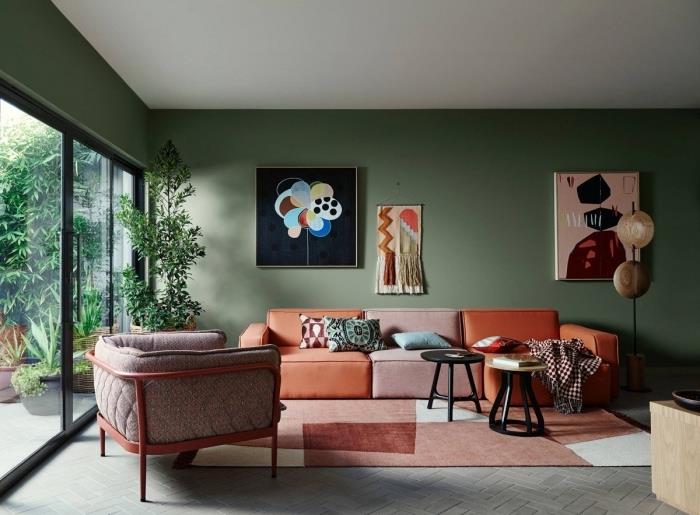 kavč koralna barvna slika dnevna soba trend 2021 zelena senca stenska umetnost zelena rastlina