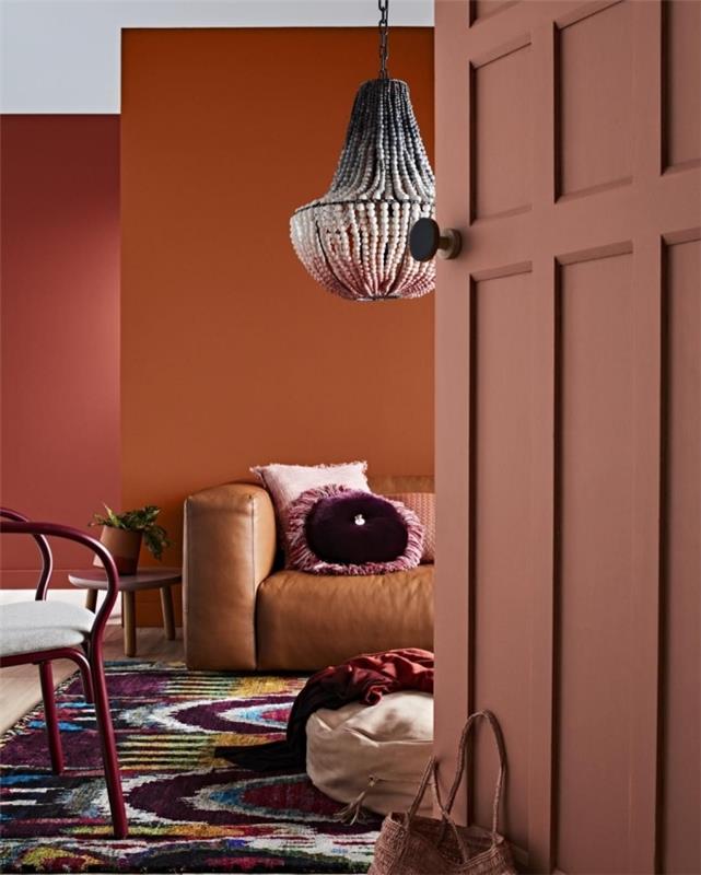 kupranugario odos sofos dizainas bohemiškas prašmatnus gyvenamasis kambarys etninis aksesuaras įvairiaspalvis kilimas dekoratyvinė pagalvė terakotos tapybos kriauklės liustra