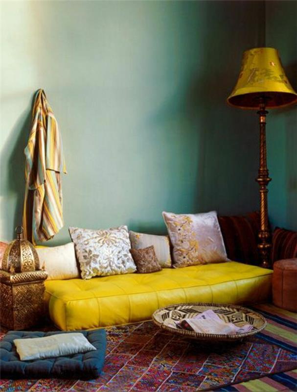 geltonos odos-sofos-geltonos lempos-svetainės-komodos spalvos-kiliminės pagalvėlės