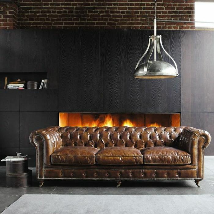 ruda-odinė-sofa-židinys-juodos sienos-pilka-kilimas-pilka-plytelės-ruda-sofa