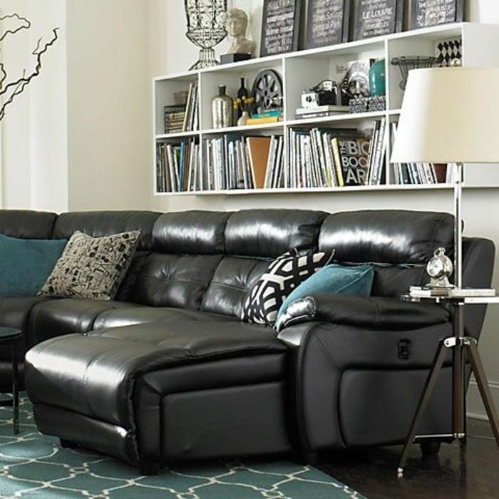 juoda odinė sofa-į-prašmatnus-svetainė-modernus-svetainė-baldai-mėlynas-kilimas-svetainėje