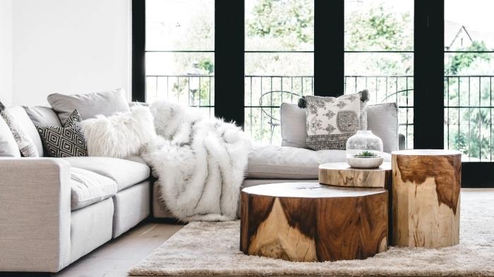 bela blazina iz umetnega krzna kotni kavč karirana deko moderna industrijska dnevna soba lesena miza