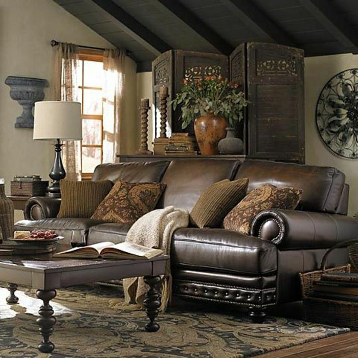rudos spalvos odinės sofos spalvos kilimas-palėpė-svetainė-gėlės-baltos sienos