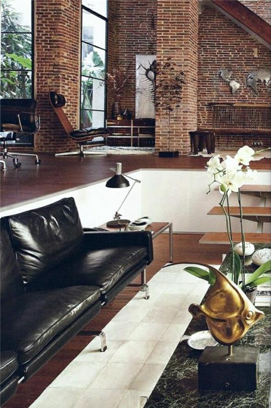 rudos odos odinė sofa-gėlės-ant-svetainės-stalo-plytų sienų-parketo
