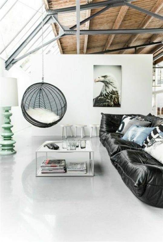 juoda oda-sofa-palėpė-svetainė-medinės lubos-baltai dažytos sienos