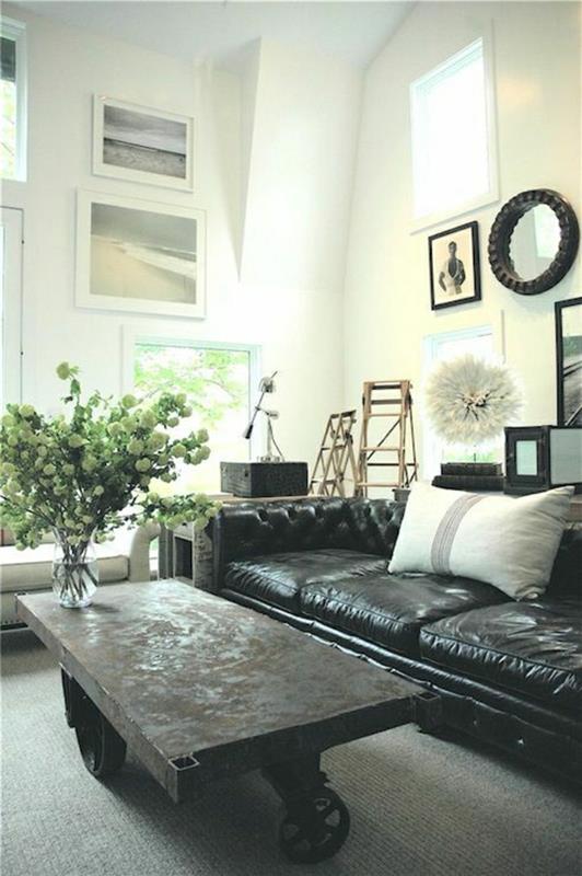 juoda oda-sofa-svetainė-medinis stalas-gėlės-mansarda-svetainė-oda-sofa