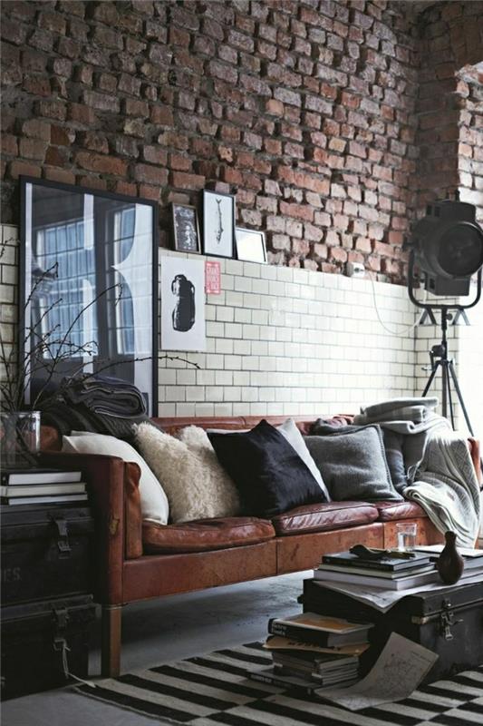 odinė sofa-svetainė-odoje-dekoratyvinės pagalvėlės-tapyba-sienų apdaila-plytų siena