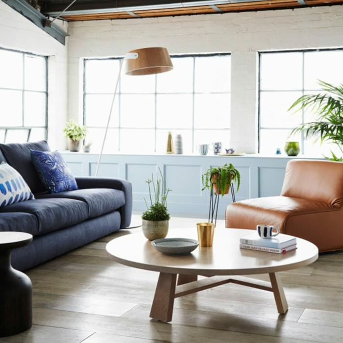 Kava miza skandinavskega dizajna, preprosta notranja dekoracija dnevne sobe v modri in leseni barvi