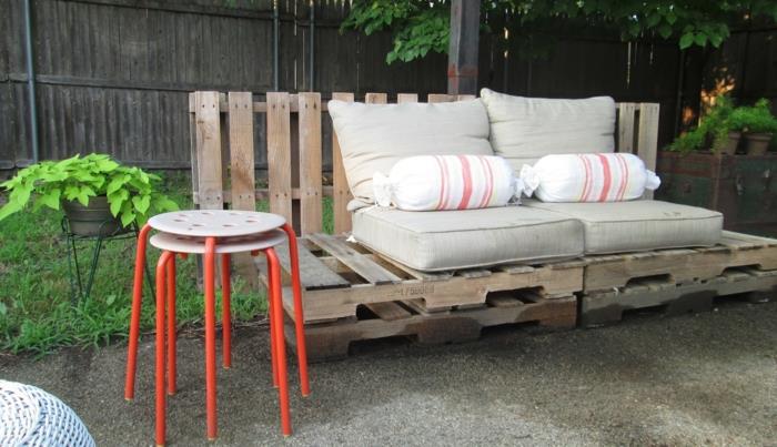 padėklų suoliukas, padėklų sofa, padėklų sodo baldai, apvalios metalinės kėdės baltomis raudonomis kojelėmis, sutvarkytas sodas su perdirbtais daiktais