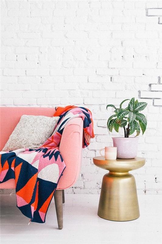 rožinė-sofa-balta-plytų siena-apvalus kavos staliukas-lašišos spalvos-balta-plytų siena