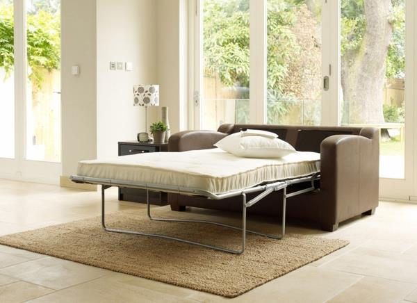 dizainerio sofa-lova šviesiame kambaryje