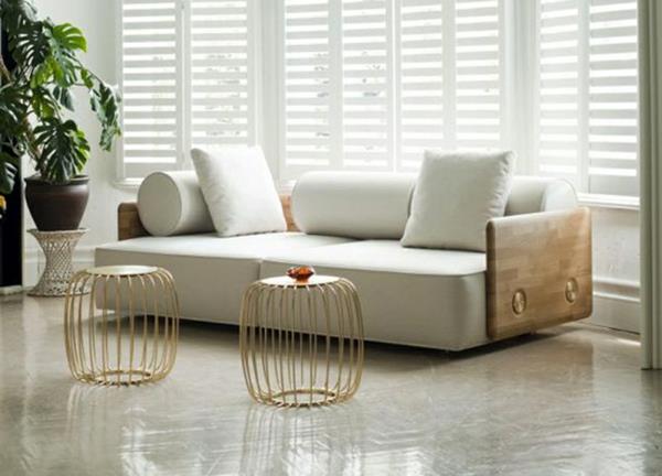 dizainas-sofa-lova-ir-du originalūs-maži stalai