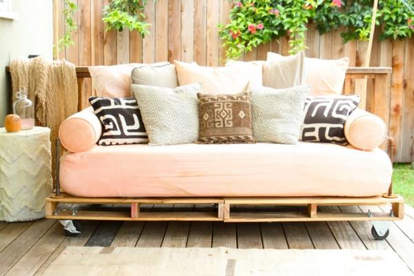 sofos-baldai-padėkle-dramblio kaulo pagalvėlės