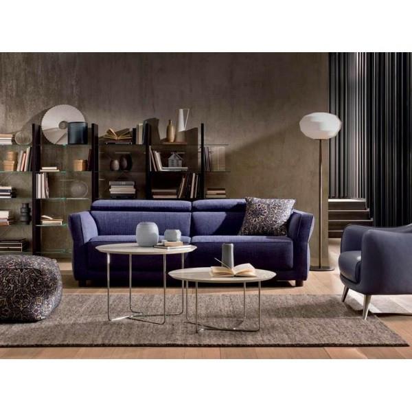 modernus-mėlynas-natuzzi-sofa-rudas-interjeras