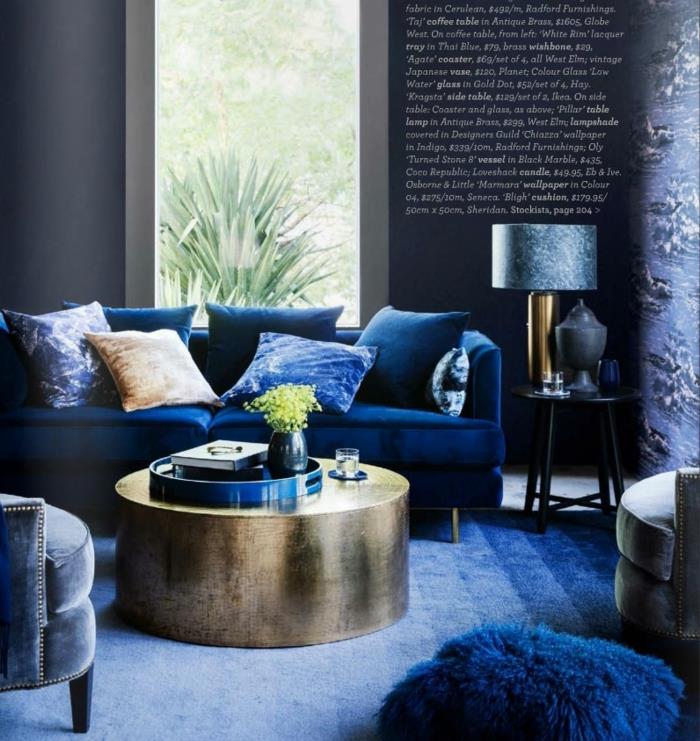 kavč-preproga-in-otomanska-indigo-barva-stensko slikarstvo-indigo-vijolično-kovinsko-mizica za kavo-notranjost-dnevna soba-moderno-orientalska