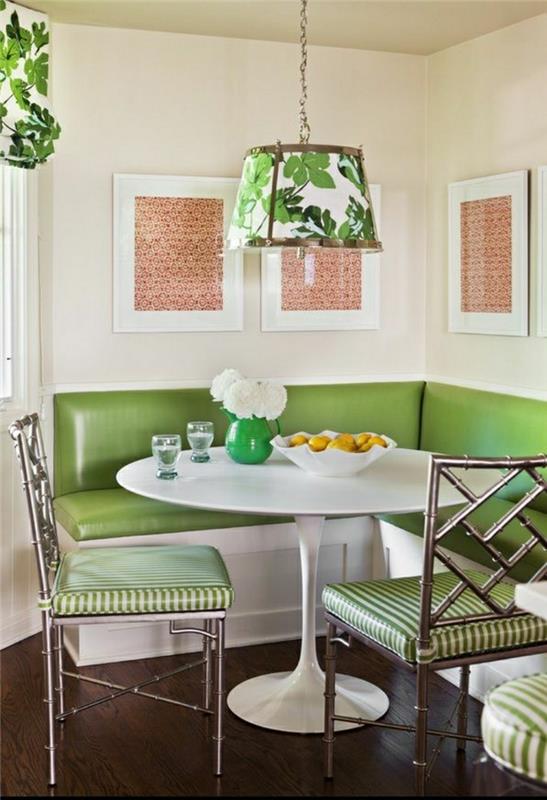 zelena-zofa-miza-tulipan-bela-plastika-lestenec-moderna-dnevna soba-črtasti stoli