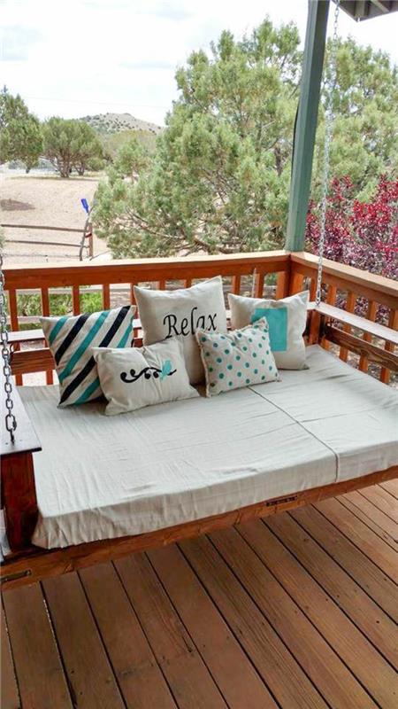 sodo baldai padėkle, sofa padėklų sūpynėse, įvairaus dydžio pagalvėlės su užrašais, pastelinių spalvų juostelės ir taškeliai