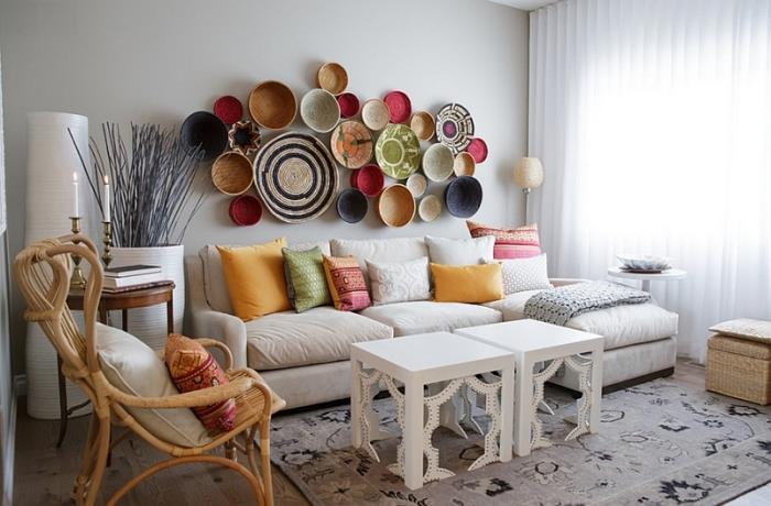 moderni svetainė su baltomis sienomis su dekoratyviniais elementais Maroko tendencijos, įvairių spalvų etninė krepšelio siena