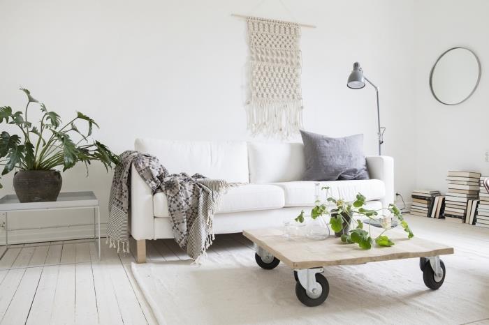 notranjost v minimalističnem slogu s stensko visečo makrame DIY, bela dnevna soba s pohištvom iz svetlega lesa