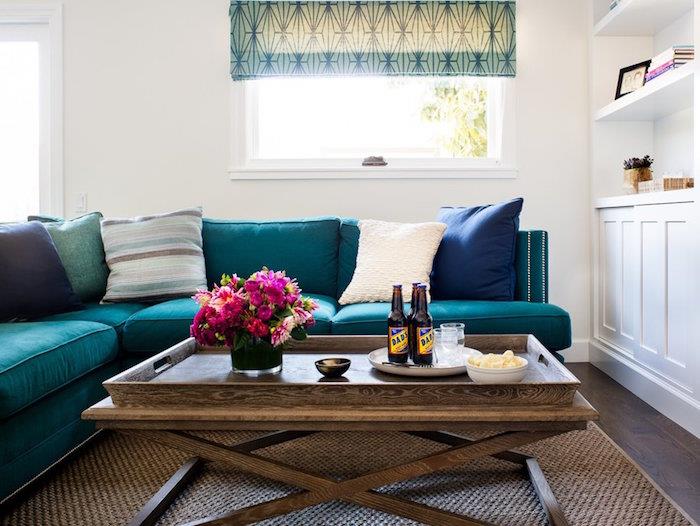 anties mėlyna sofa jaukiai svetainei, jūros žali baldai baltai svetainei, jaukus svetainės dekoras