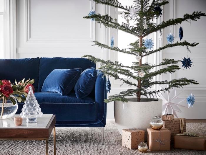 doğal yılbaşı ağacı ile modern iç yılbaşı dekorasyonu, koyu mavi kadife mobilya ile oturma odası düzeni