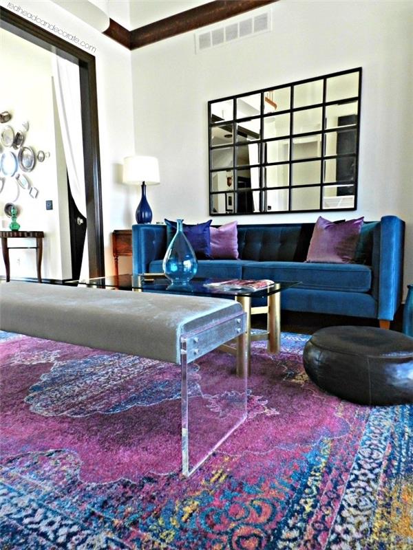 şehvetli malzemeler ve kraliyet mavisi, mor, beyaz ve siyahı birleştiren lüks palet, oturma odasına zarif bir görünüm kazandırıyor, İran halısının renklerini alan doygun lacivert kadife kanepe