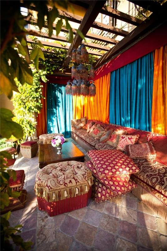 hipių dekoras, raudona kėdė, etninė sofa, ilgos oranžinės ir mėlynos užuolaidos