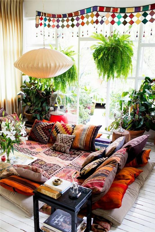 bohemiška apdaila, žali augalai, etniniai kilimai, dekoratyvinės pagalvėlės, ilgos užuolaidos