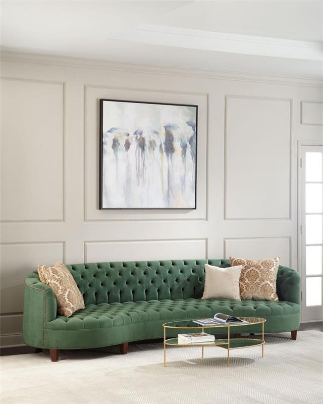 bej duvarlar ve modaya uygun yeşil kadife kanepe ile döşenmiş beyaz tavan ile oturma odası dekorasyon fikri 2020