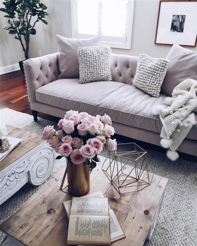 vilnoniais rutuliukais austa kokoninė pagalvėlė, deranti su šiltu pledu higienos stiliaus sofai, pilkai ir rožinei gyvenamajai patalpai skandinaviško stiliaus