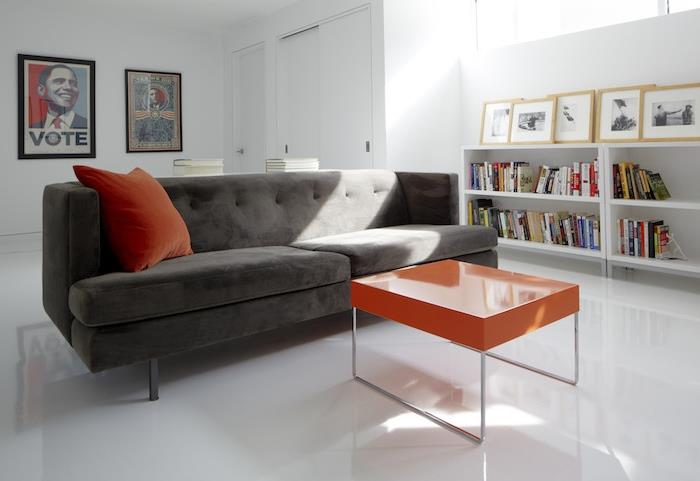 gri, antrasit gri kanepe, turuncu sehpa ve dekoratif minder, beyaz duvarlar, zemin ve raf ile renk kombinasyonu