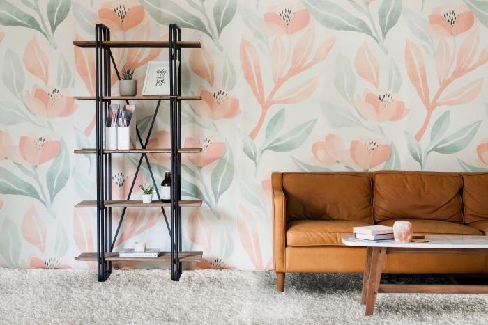 svetainės dekoras su kupranugarinės odos sofa ir mediniu bei marmuriniu žurnaliniu stalu, tapetų modelis su pastelinių atspalvių gėlių raštais