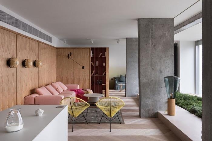 medinių sienų dangos pavyzdys gyvenamajame kambaryje su industrinio stiliaus akcentais, šiuolaikinio stiliaus svetainės baldai